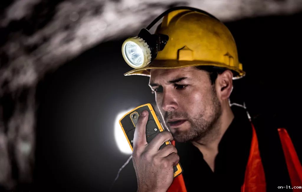 这款防爆对讲手机，不仅能打电话还能不插卡对讲，炼化厂在用