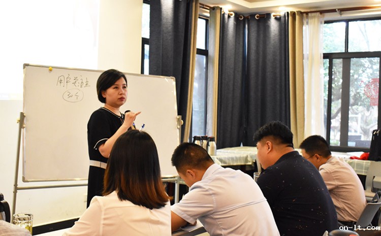 员工与老师互动.jpg 员工与老师互动.jpg