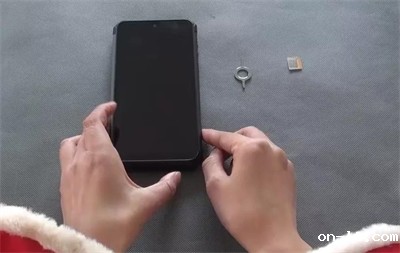 X12防爆手机的插卡方式