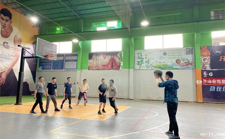 发球伊始 姿势到位